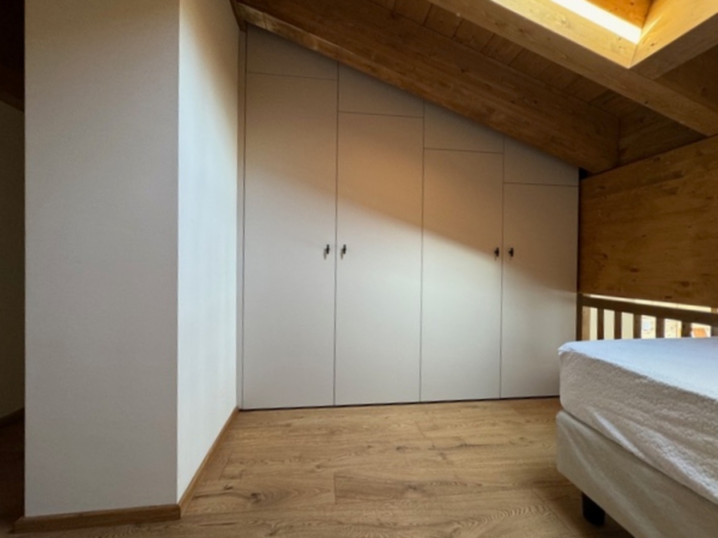 Armadiature su misura che si adattano con armonia all’inclinazione delle travi in legno