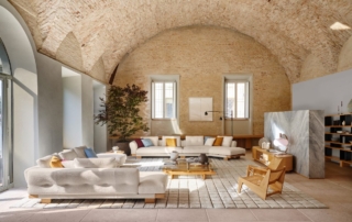 Zona giorno moderna ed elegante con divano protagonista dell’ambiente living.