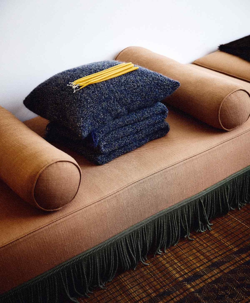 Plaid e federa per cuscino in morbida lana e alpaca color blu, firmati Society Limonta.