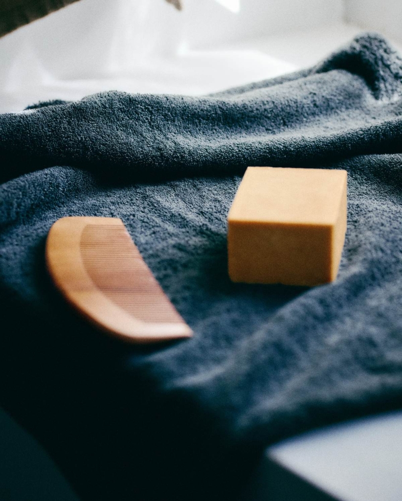 Asciugamano blu della collezione bagno Society Limonta.