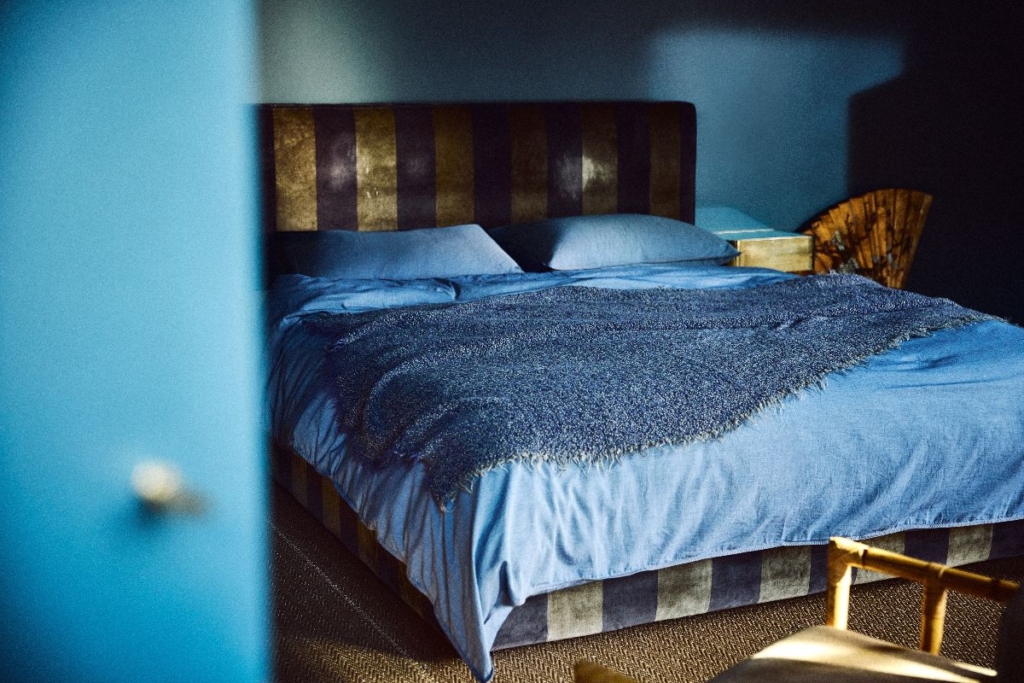 Biancheria da letto firmata Society Limonta nei toni eleganti dell’azzurro e del blu.