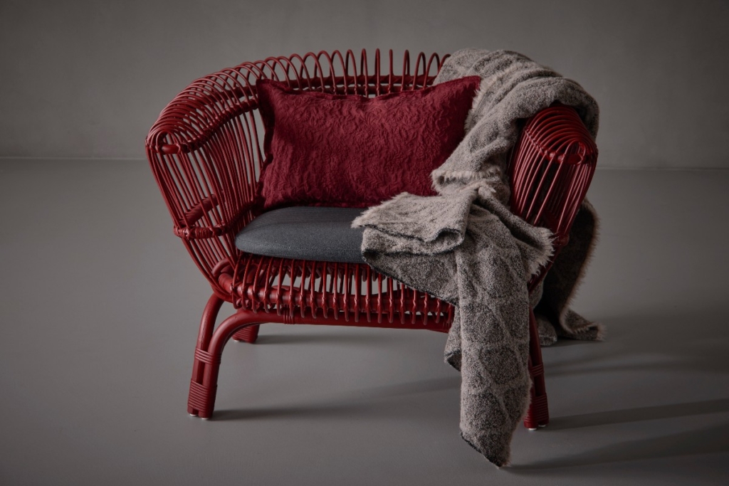 Plaid grigio Society Limonta posato su una sedia rossa.