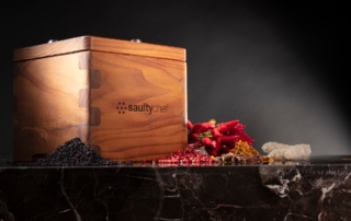 Saultychef® cube, il primo dispositivo alimentare progettato per effettuare la salagione cinetica in modo naturale, senza cottura e senza grassi aggiunti.