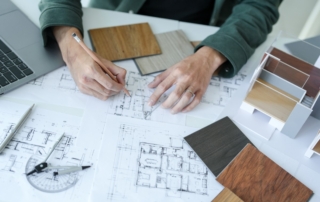 Interior designer al lavoro su un progetto, ripreso dall'alto.