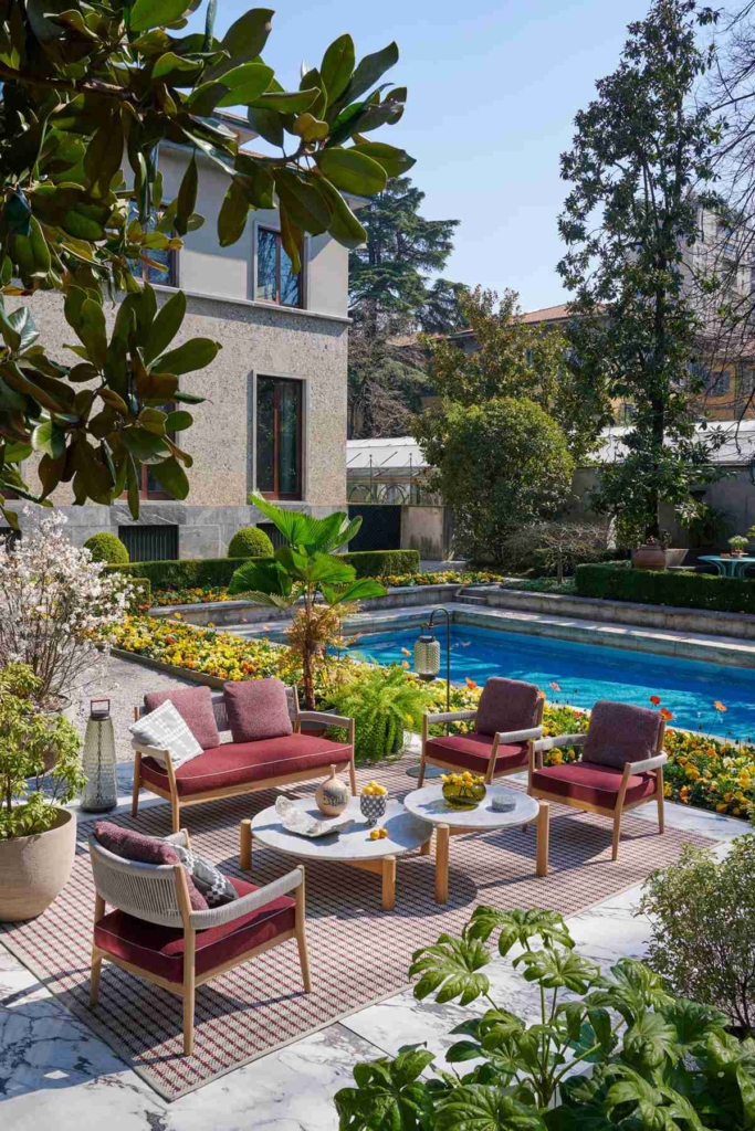 Salotto outdoor con vista mozzafiato sulla piscina.