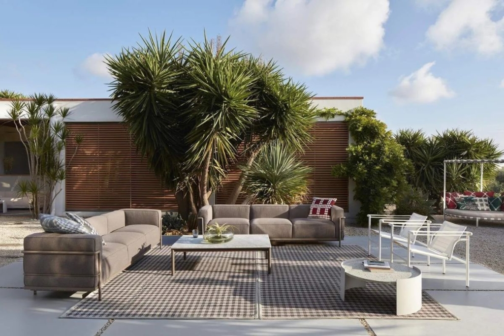 Salotto da giardino con arredi outdoor di design.