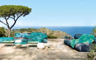 Arredamento outdoor di design: divano Ola fronte mare.