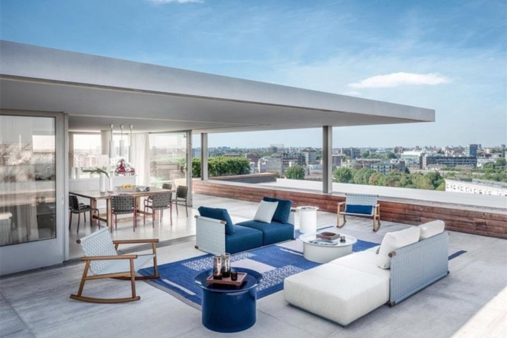 Terrazza moderna progettata come estensione naturale dello spazio indoor.