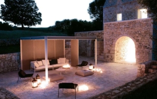 Arredo outdoor in perfetta armonia cromatica e stilistica con l'interno.
