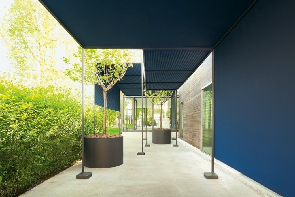 Spazio esterno in continuità architettonica con l'interno.